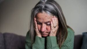 Lee más sobre el artículo Según la psicología, las personas de 60 y 70 años atraviesan estas 9 batallas silenciosas